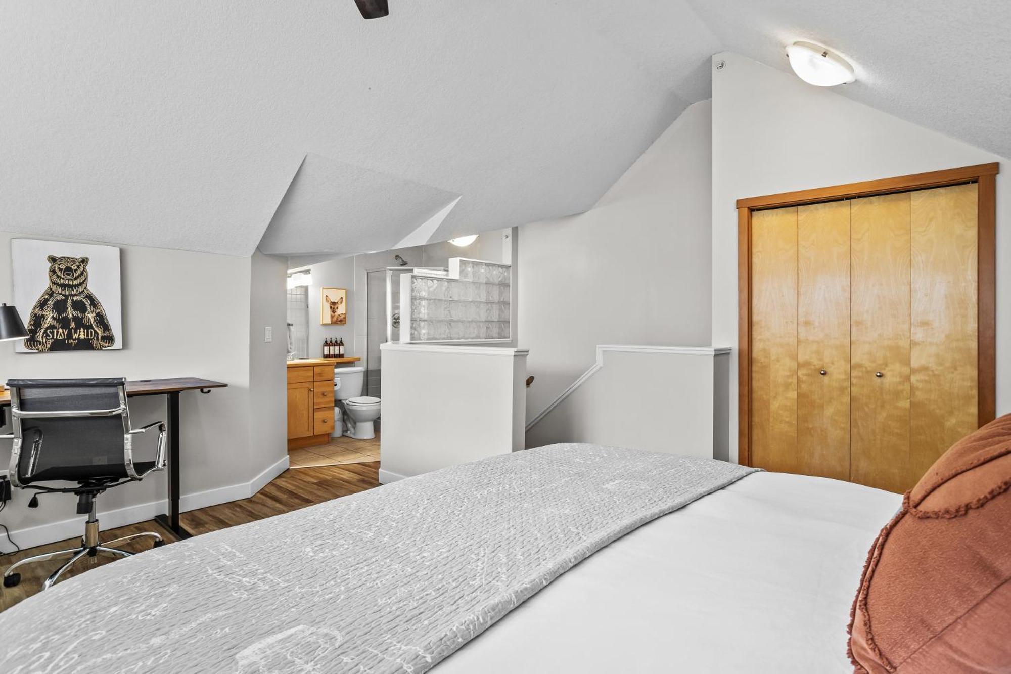 Charming 1 Bdrm Plus Loft With Views Managed By Little Sister Getaways Canmore Zewnętrze zdjęcie