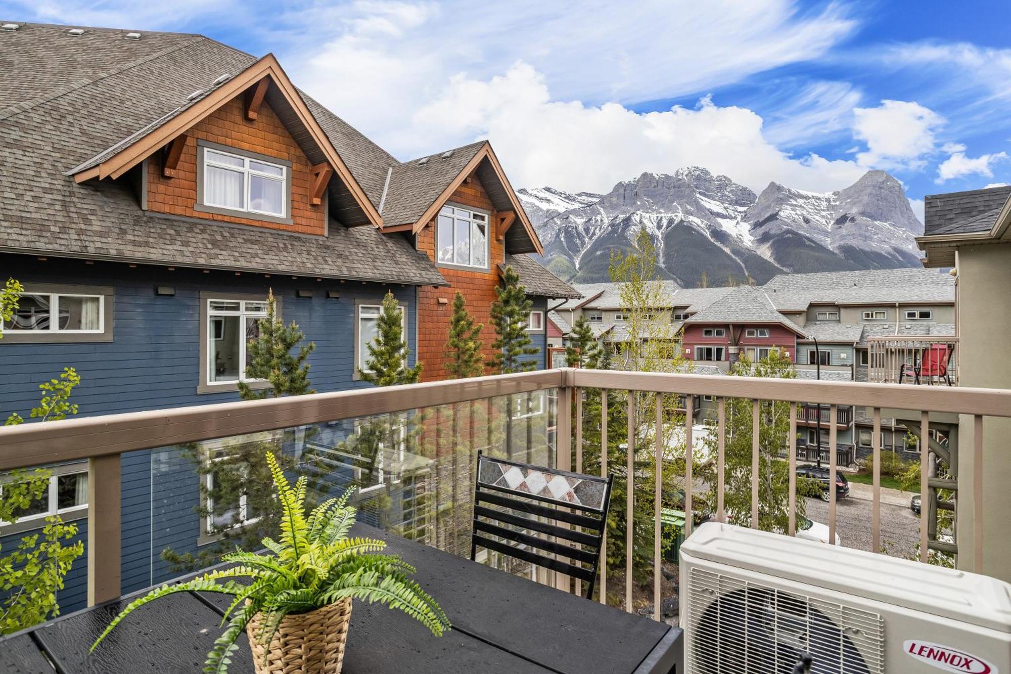 Charming 1 Bdrm Plus Loft With Views Managed By Little Sister Getaways Canmore Zewnętrze zdjęcie