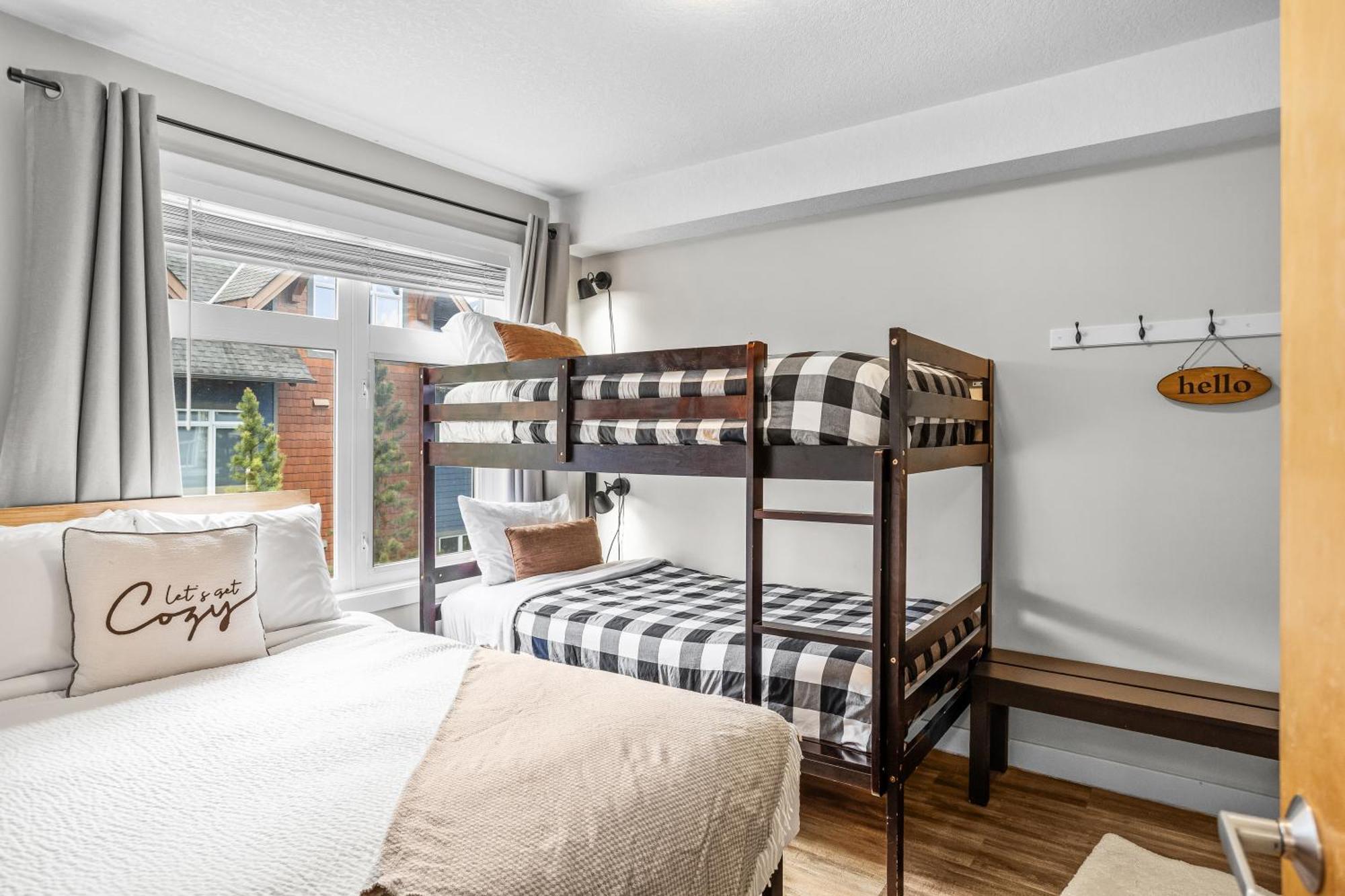 Charming 1 Bdrm Plus Loft With Views Managed By Little Sister Getaways Canmore Zewnętrze zdjęcie